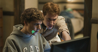 Zuckerberg et Saverin en train de réaliser leur site.